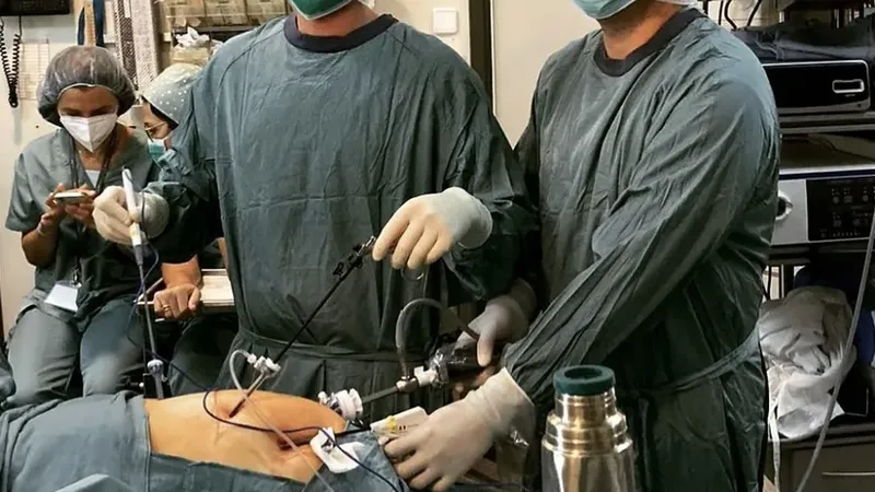 Hernia inguinal: días de baja, cuándo conducir y cómo es la recuperación semana a semana