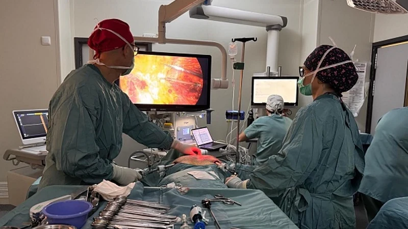 Tiroidectomía endoscópica con la técnica BABA: operar el tiroides sin cicatriz en el cuello