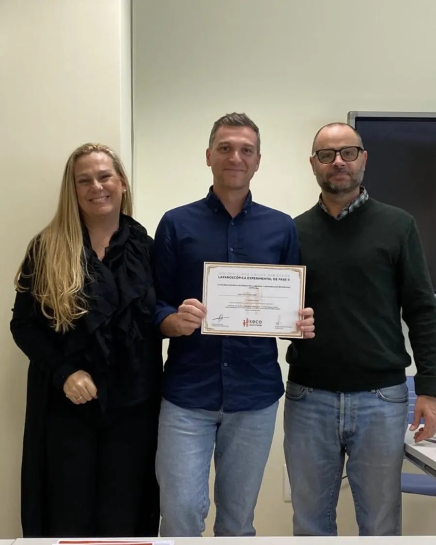 El Dr. Iván Díaz con el diploma del curso de cirugía bariátrica laparoscópica experimental de la SECO
