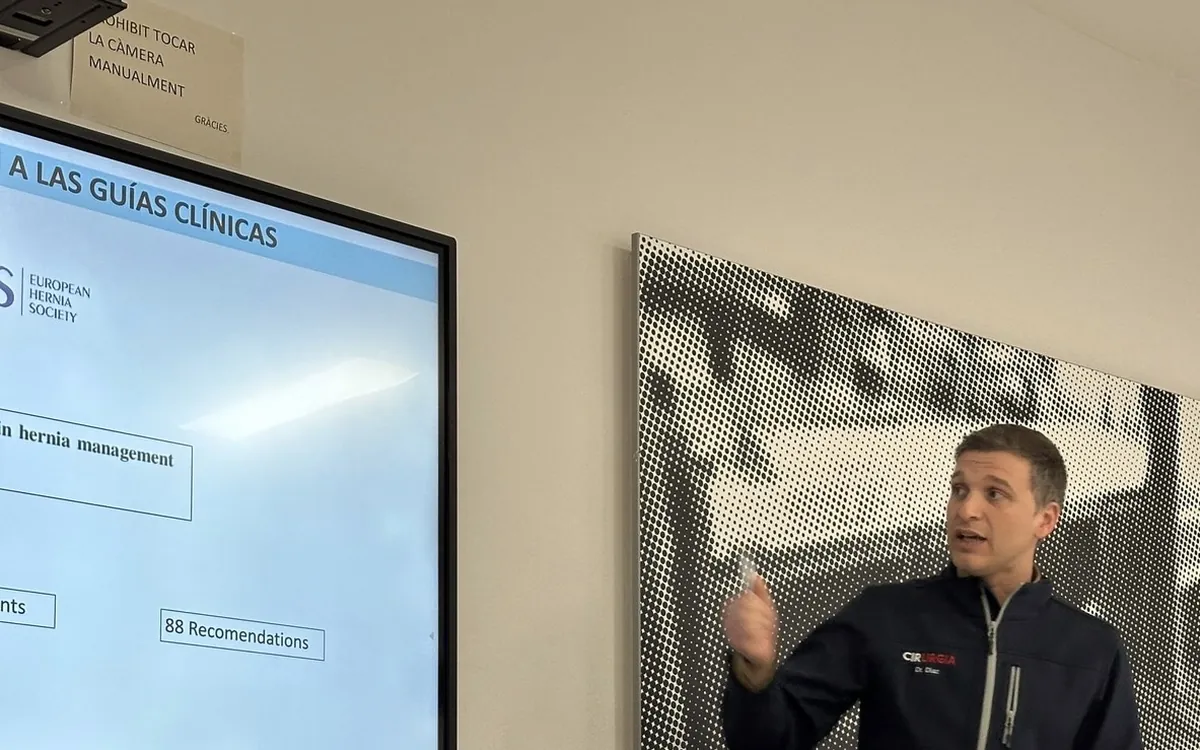 El Dr. Iván Díaz impartiendo una sesión sobre las guías clínicas de la European Hernia Society