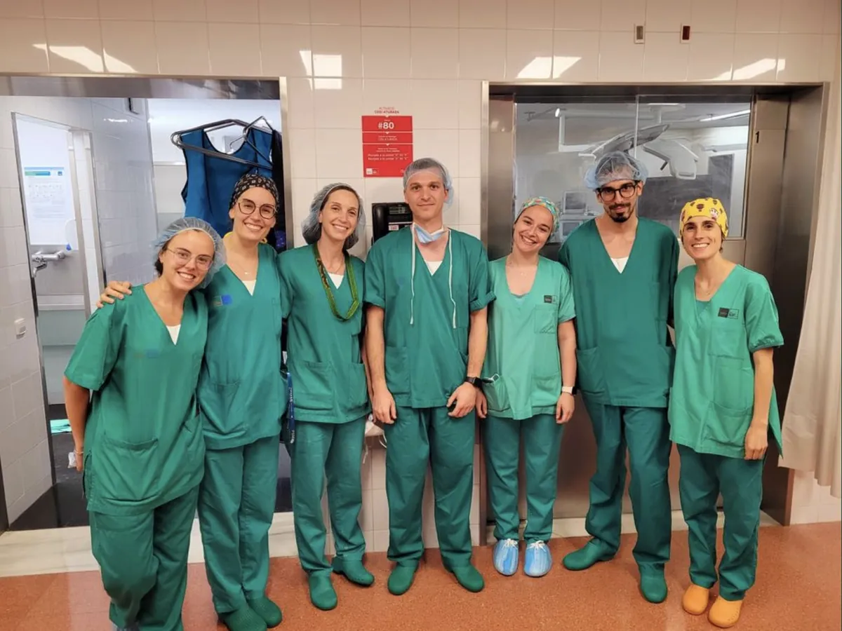 El Dr. Iván Díaz con el equipo de quirófano, con pijama quirúrgico