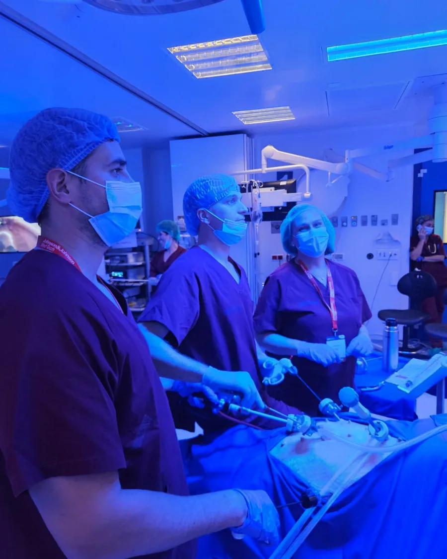 El Dr. Iván Díaz y su equipo durante una intervención laparoscópica en el Hospital Universitari Mútua Terrassa
