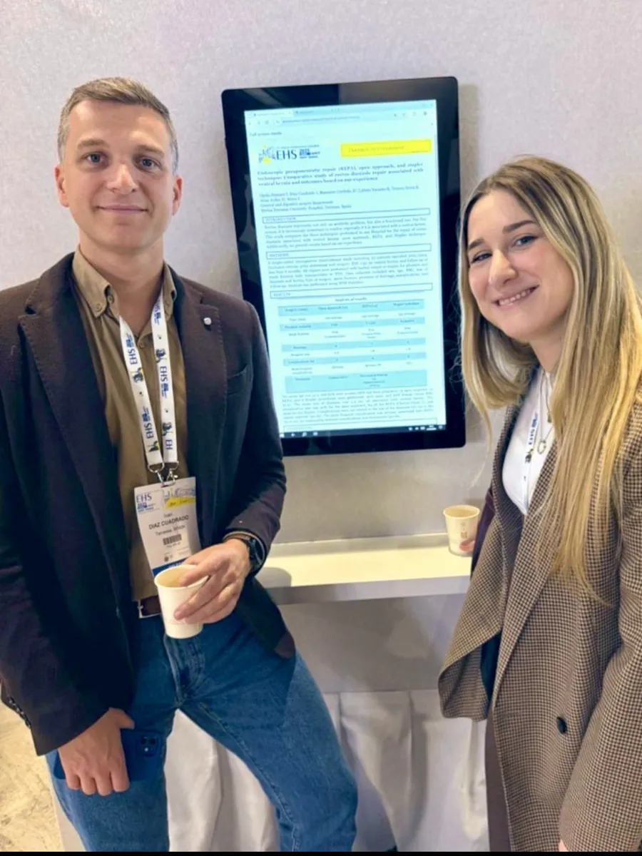 El Dr. Iván Díaz junto a su póster sobre la reparación de la diástasis de rectos en el congreso de la European Hernia Society